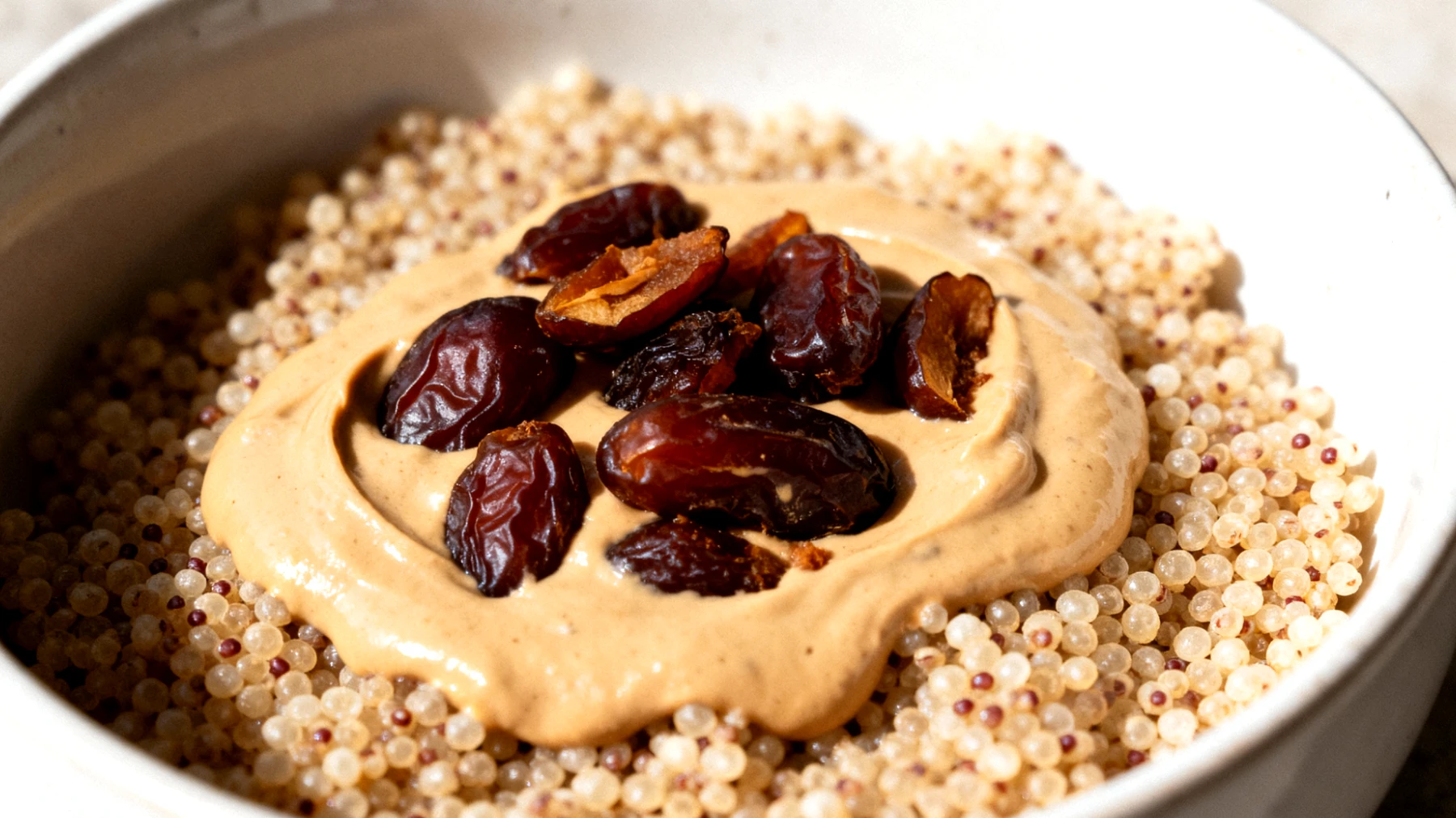 Amaranto soffiato con crema di tahini e datteri"