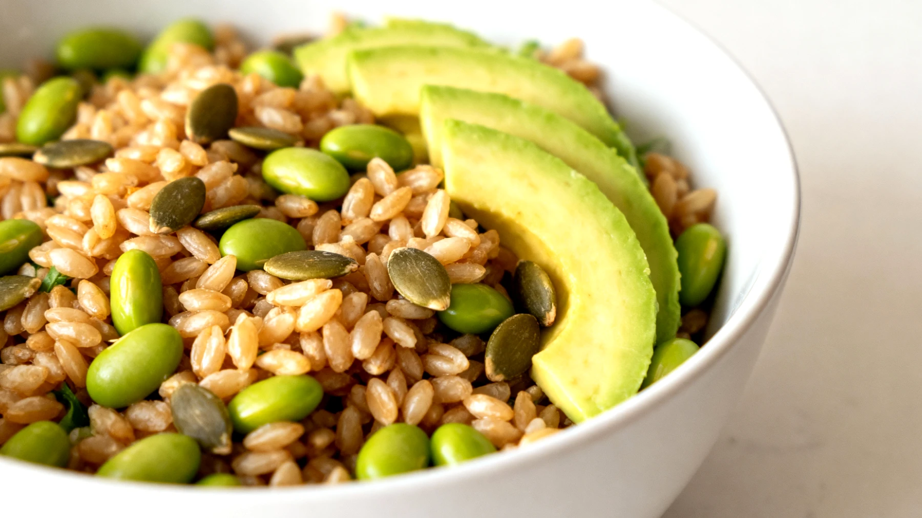Insalata di farro con edamame, avocado e semi di zucca"