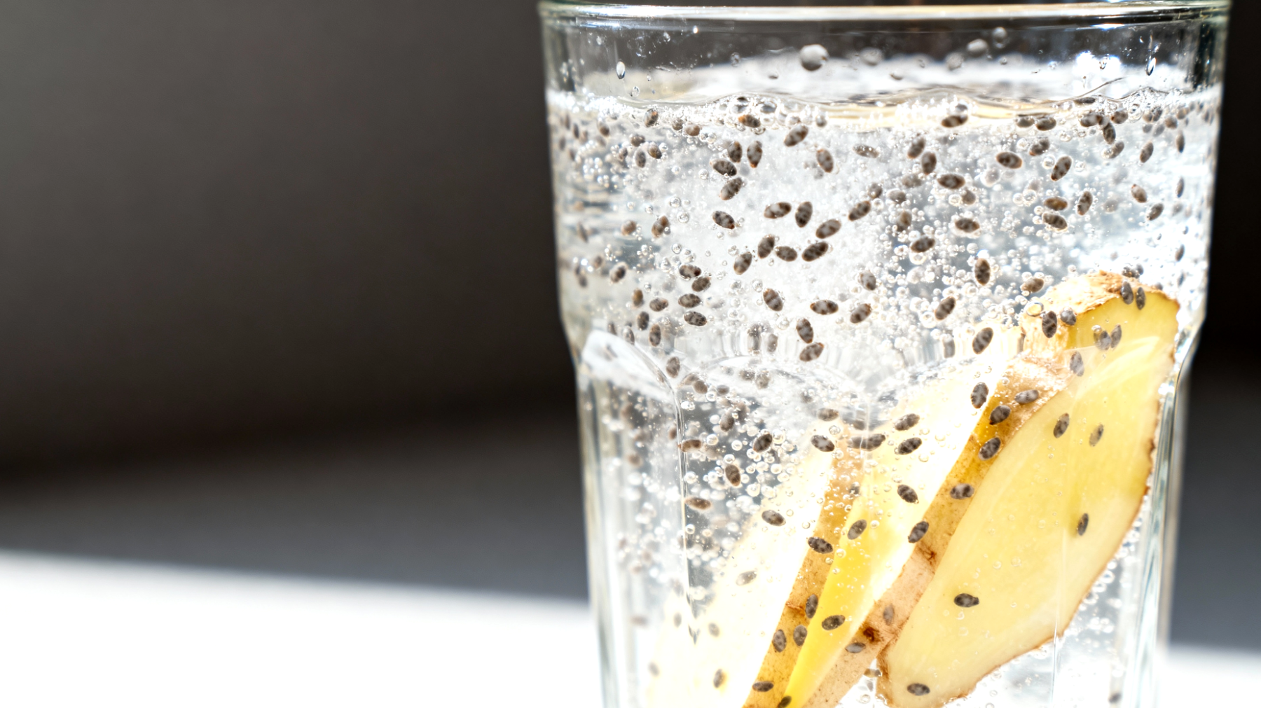 Kefir d'acqua con semi di chia e zenzero fresco"