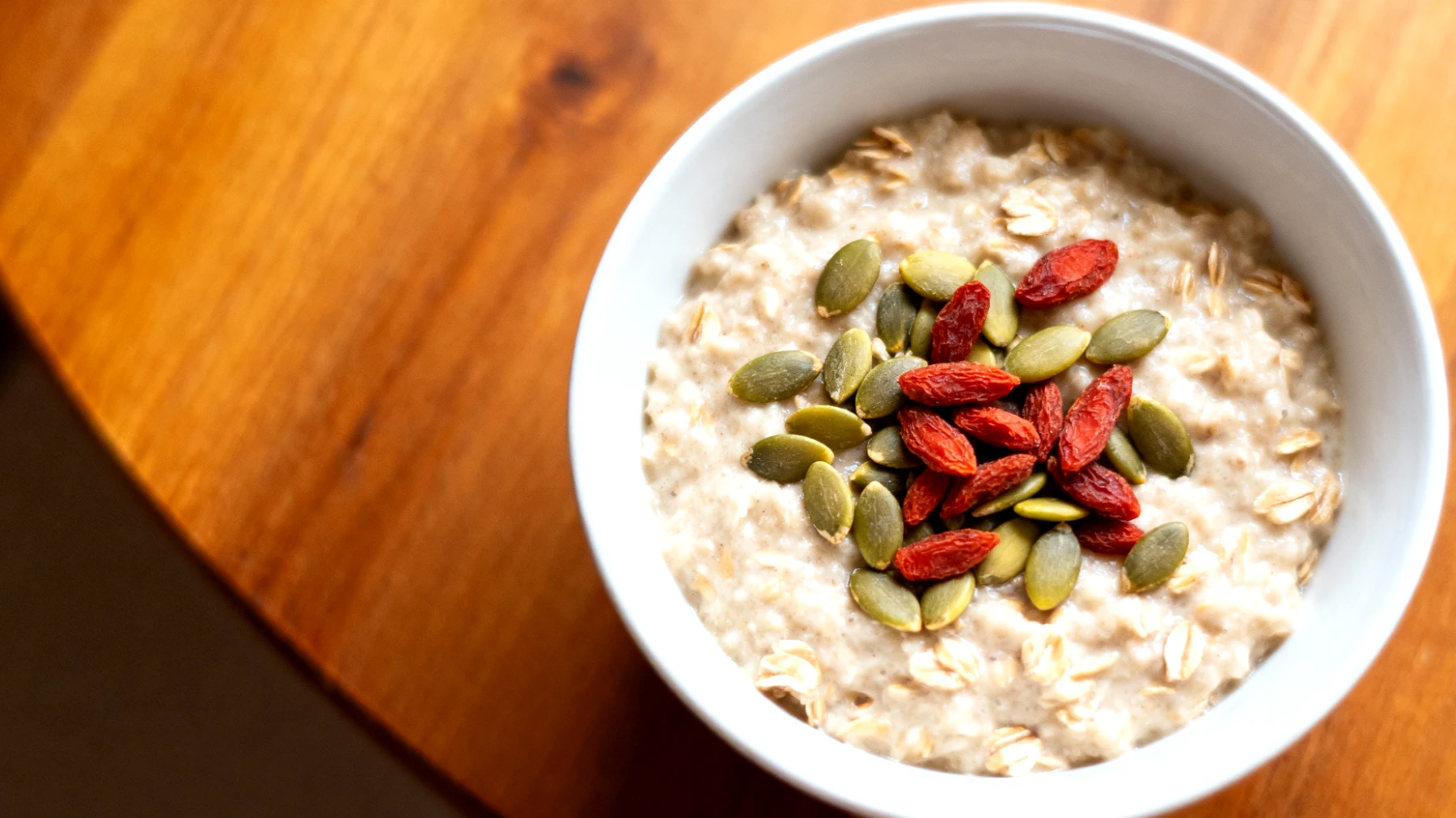 Porridge di avena integrale con semi di zucca e bacche di goji"