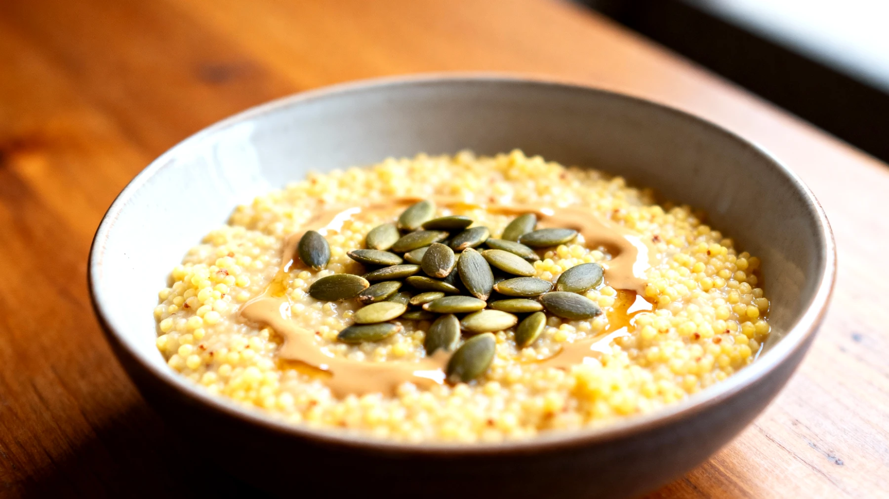 Porridge di miglio con semi di zucca e tahini"