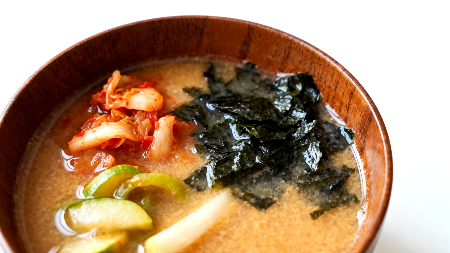 Zuppa di miso con verdure fermentate e alghe wakame"