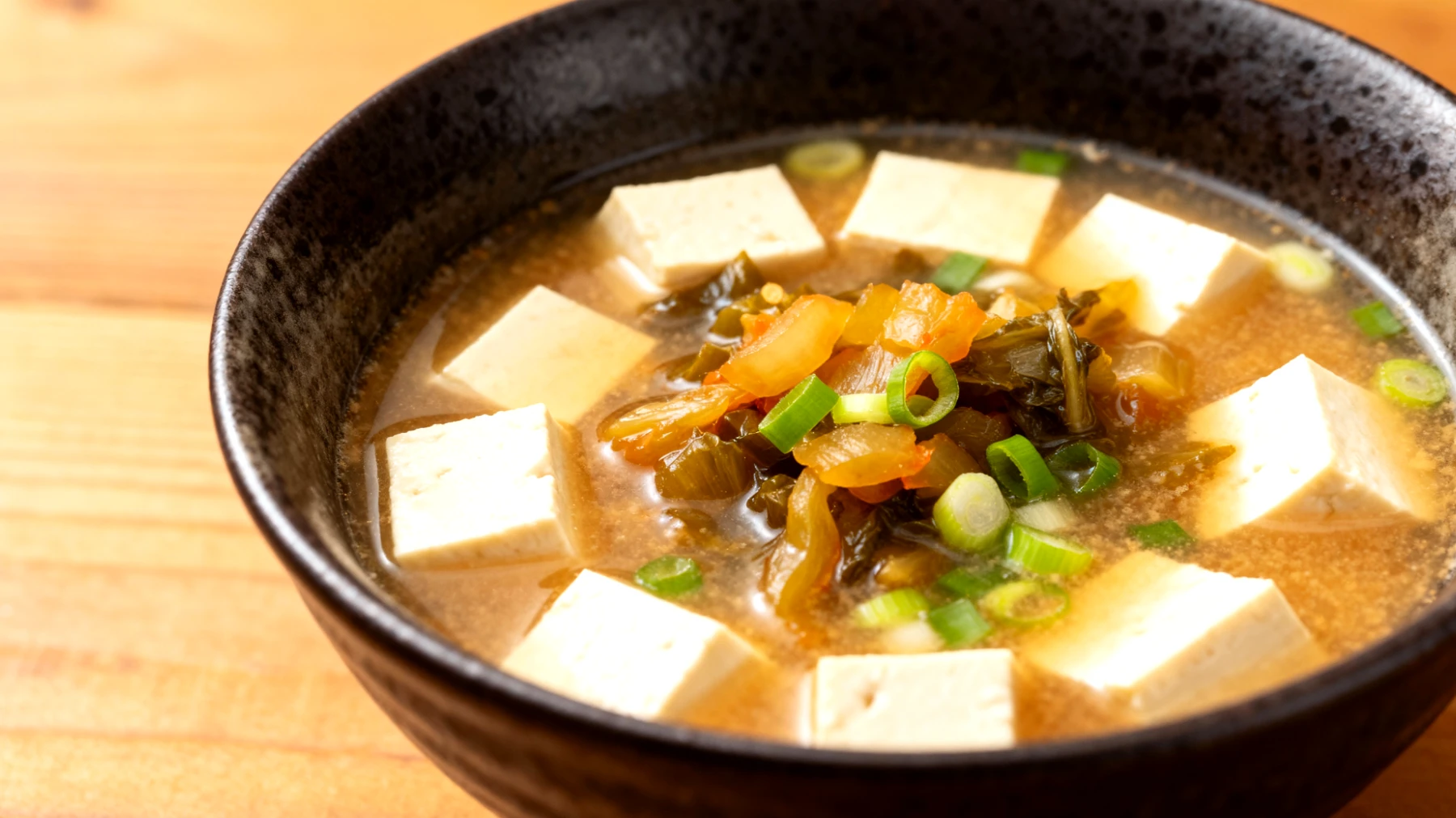 Zuppa di miso con verdure fermentate e tofu"