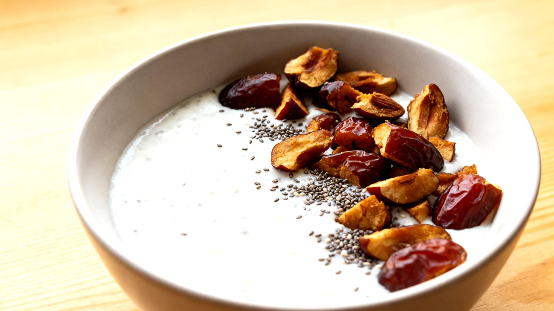 Crema di mandorle bianche con datteri e semi di chia"