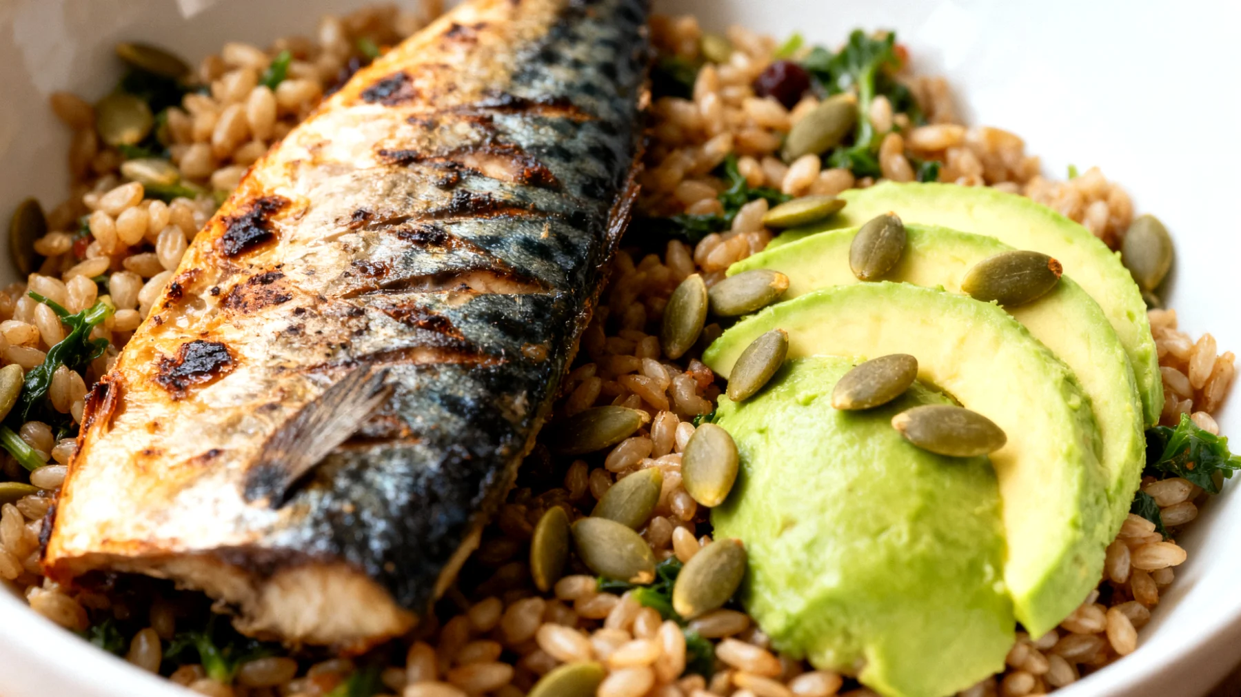 Insalata di farro con sgombro, avocado e semi di zucca"