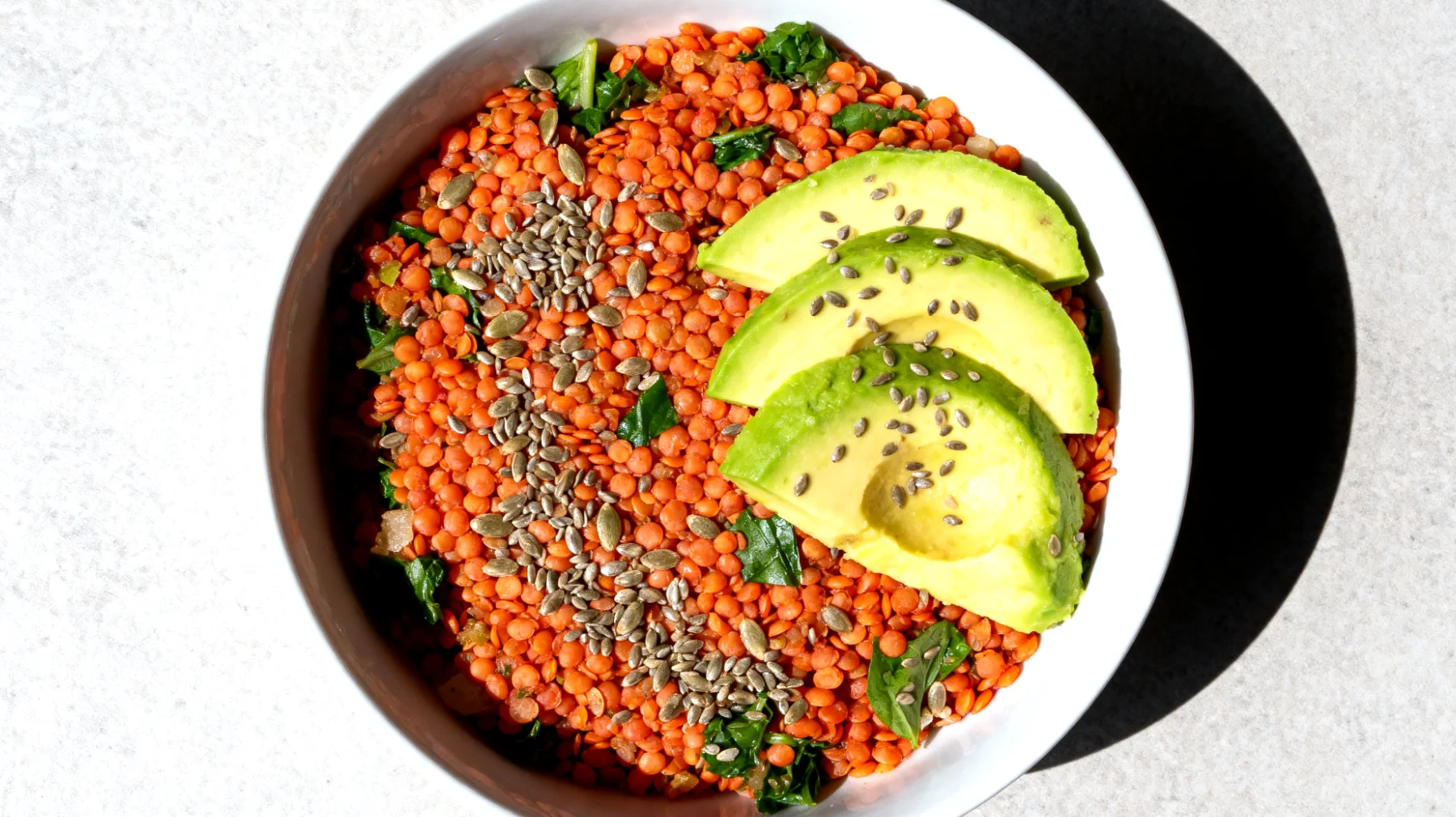 Insalata di lenticchie rosse decorticate con semi di canapa e avocado"