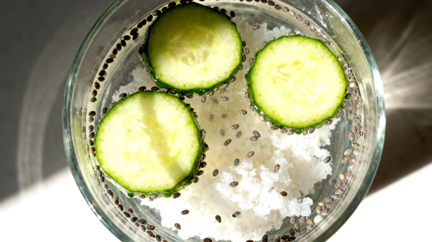 Kefir d'acqua con semi di chia e cetriolo"