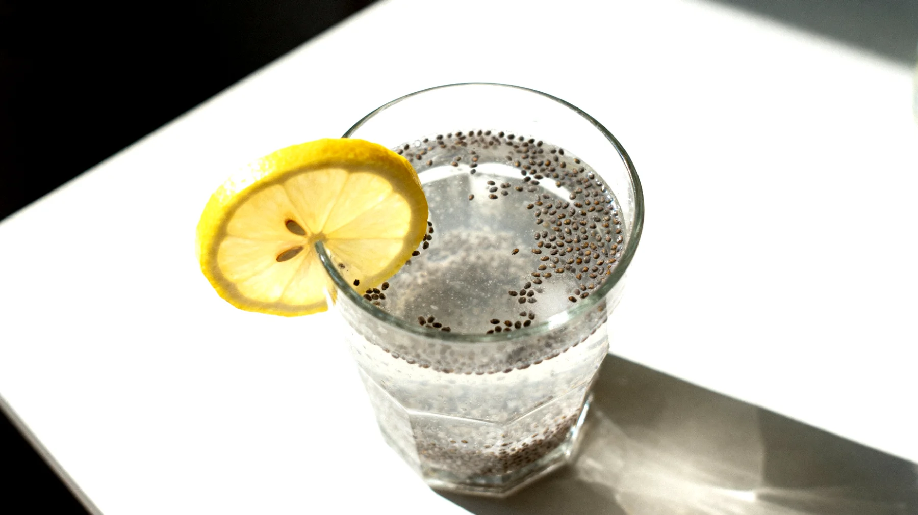Kefir d'acqua con semi di chia e limone"
