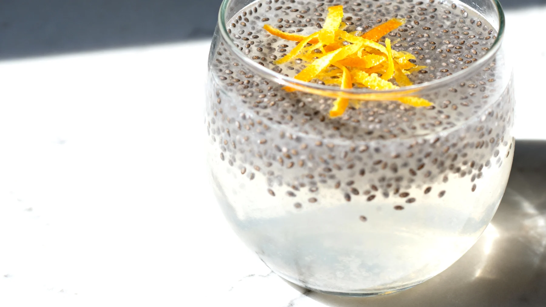 Kefir d'acqua con semi di chia e scorza di agrumi"