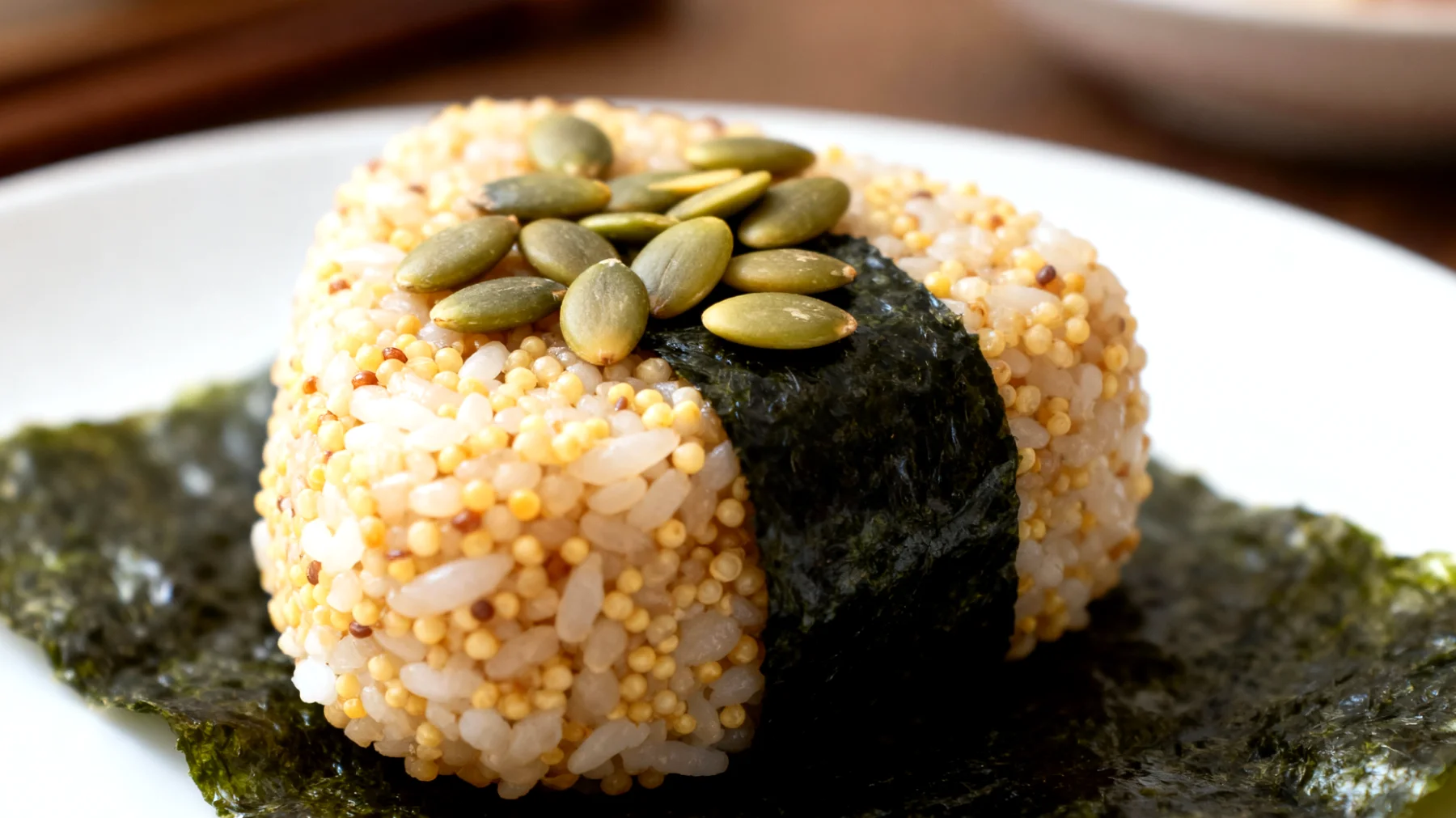 Onigiri al miglio con semi di zucca e alga nori"