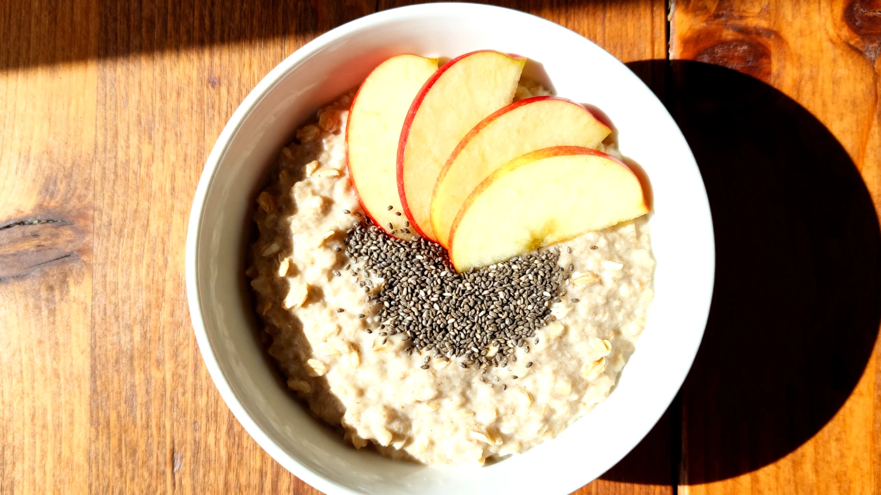 Porridge di avena con semi di chia e mela"