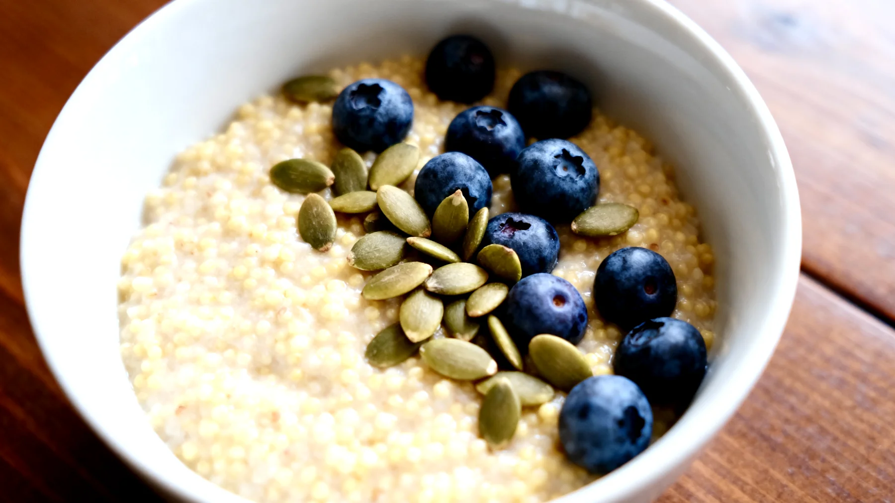 Porridge di miglio con semi di zucca e mirtilli"