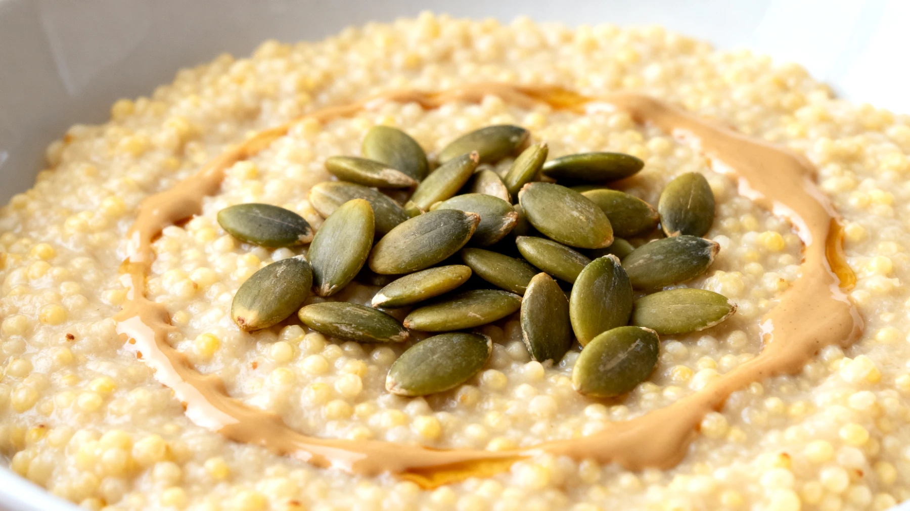Porridge di miglio con semi di zucca e tahini"