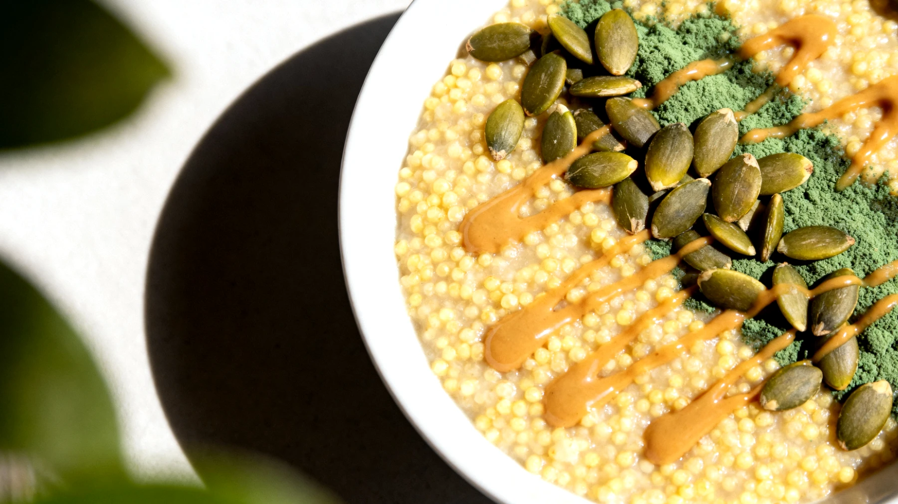Porridge di miglio con semi di zucca, spirulina e burro di mandorle"