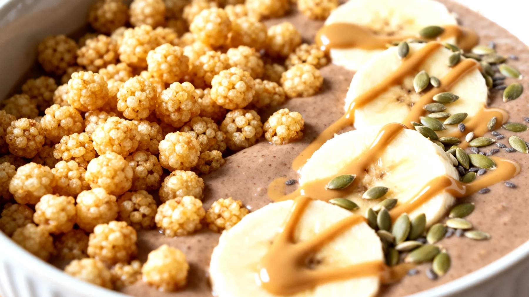 Smoothie bowl con amaranto soffiato, banana, burro di mandorle e semi di canapa"