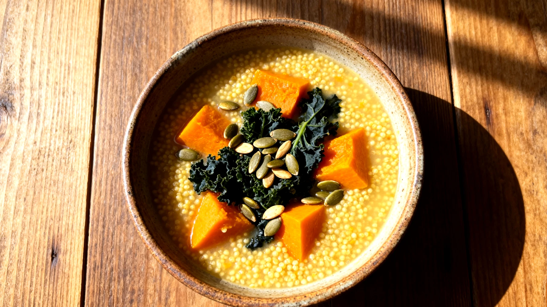 Zuppa di miglio con zucca, cavolo nero e semi di zucca"