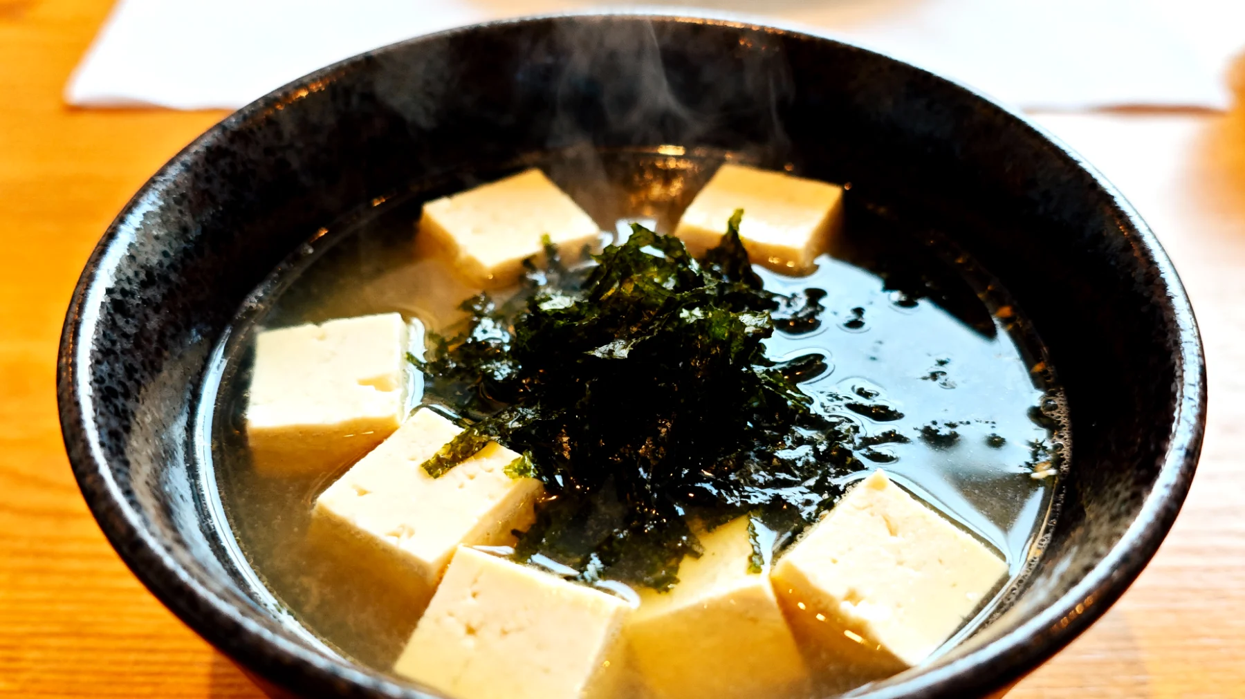 Zuppa di miso con alga wakame e tofu"