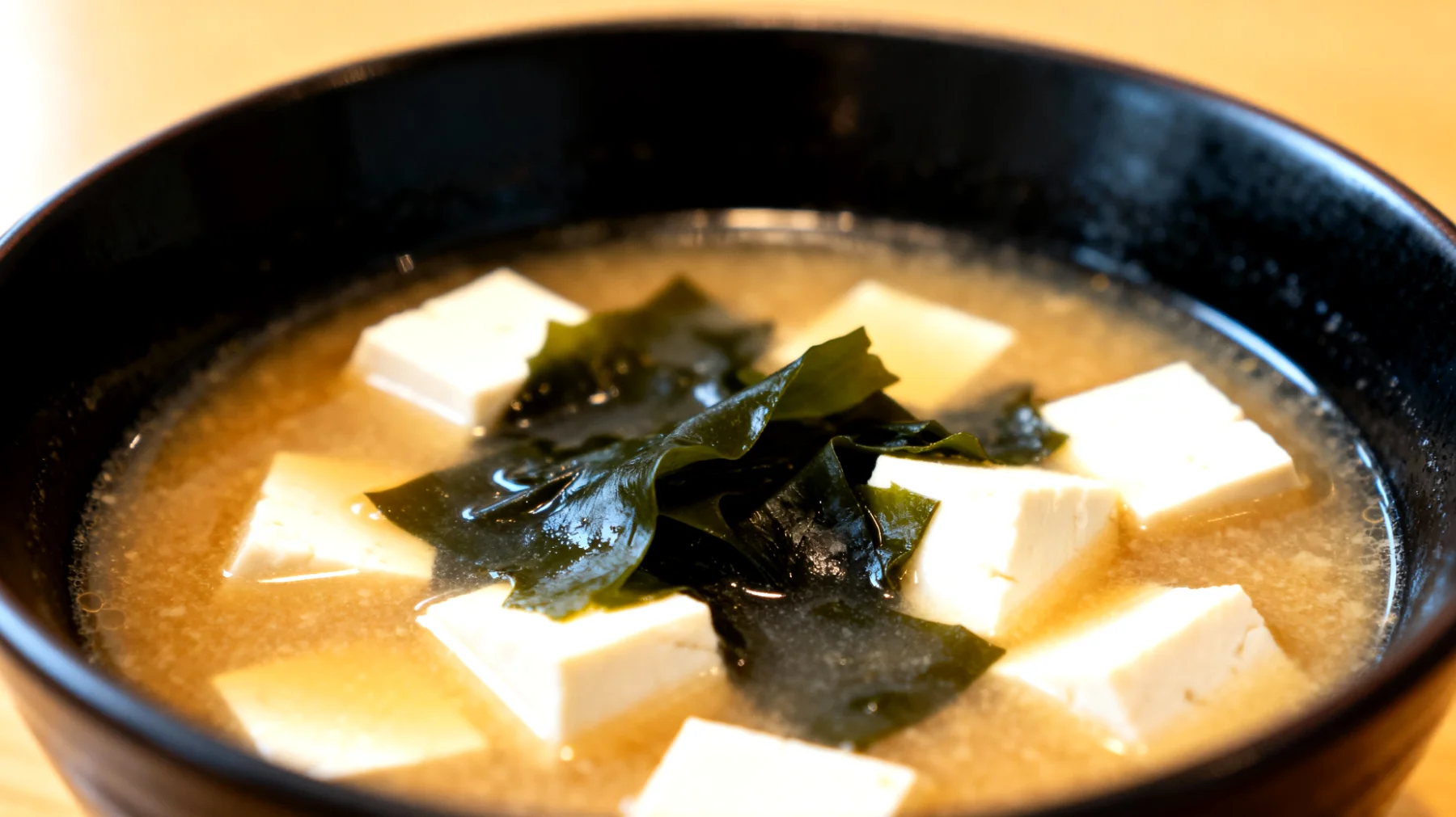 Zuppa di miso con wakame e tofu"