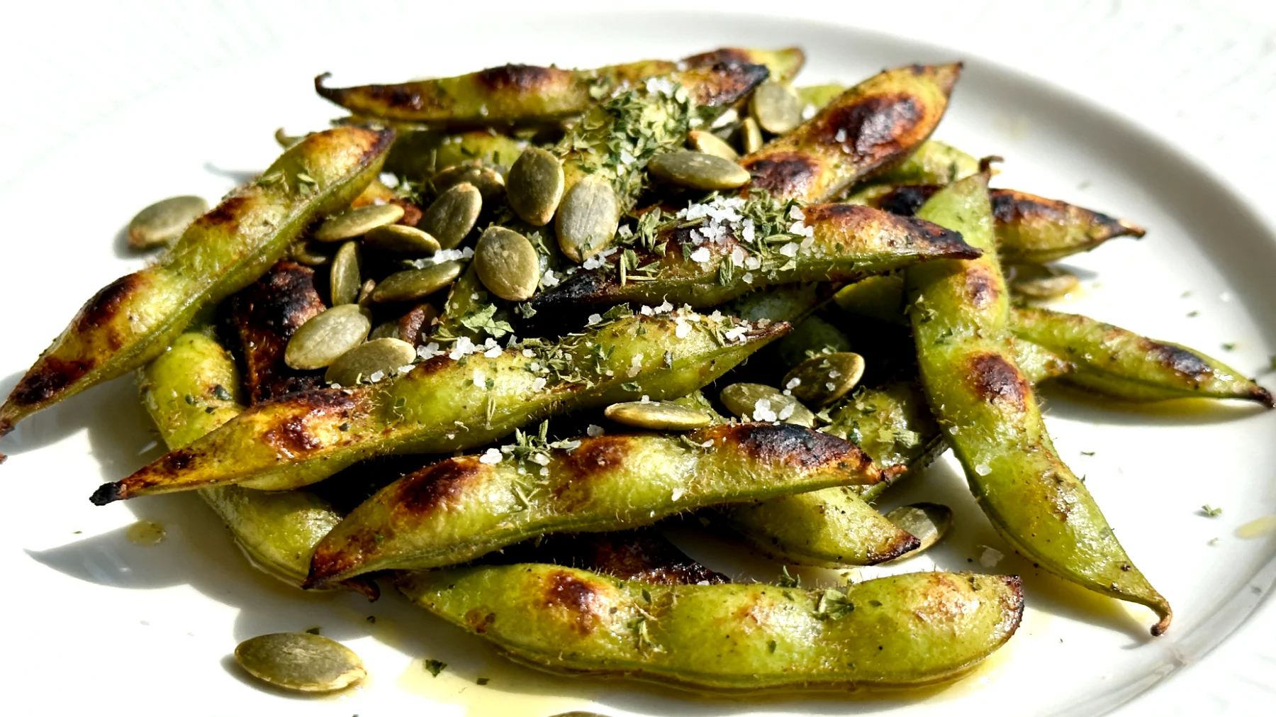Edamame tostati con semi di zucca e un pizzico di sale alle erbe"