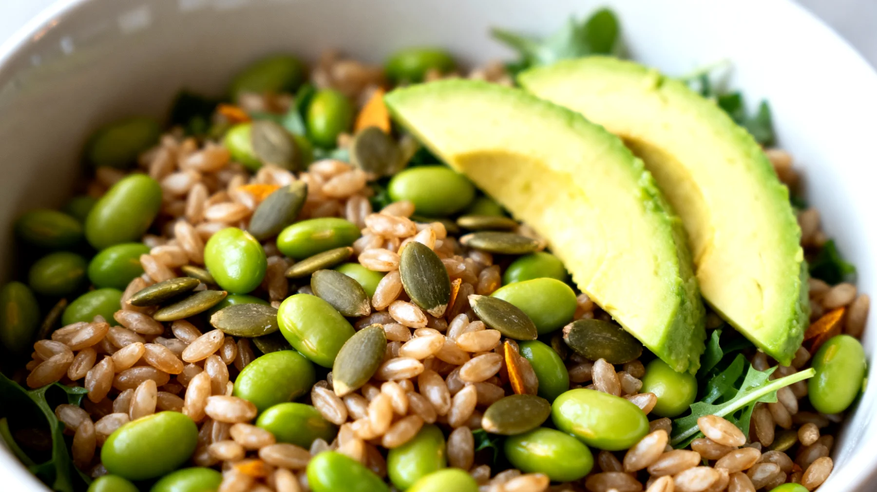 Insalata di farro con edamame, avocado e semi di zucca"