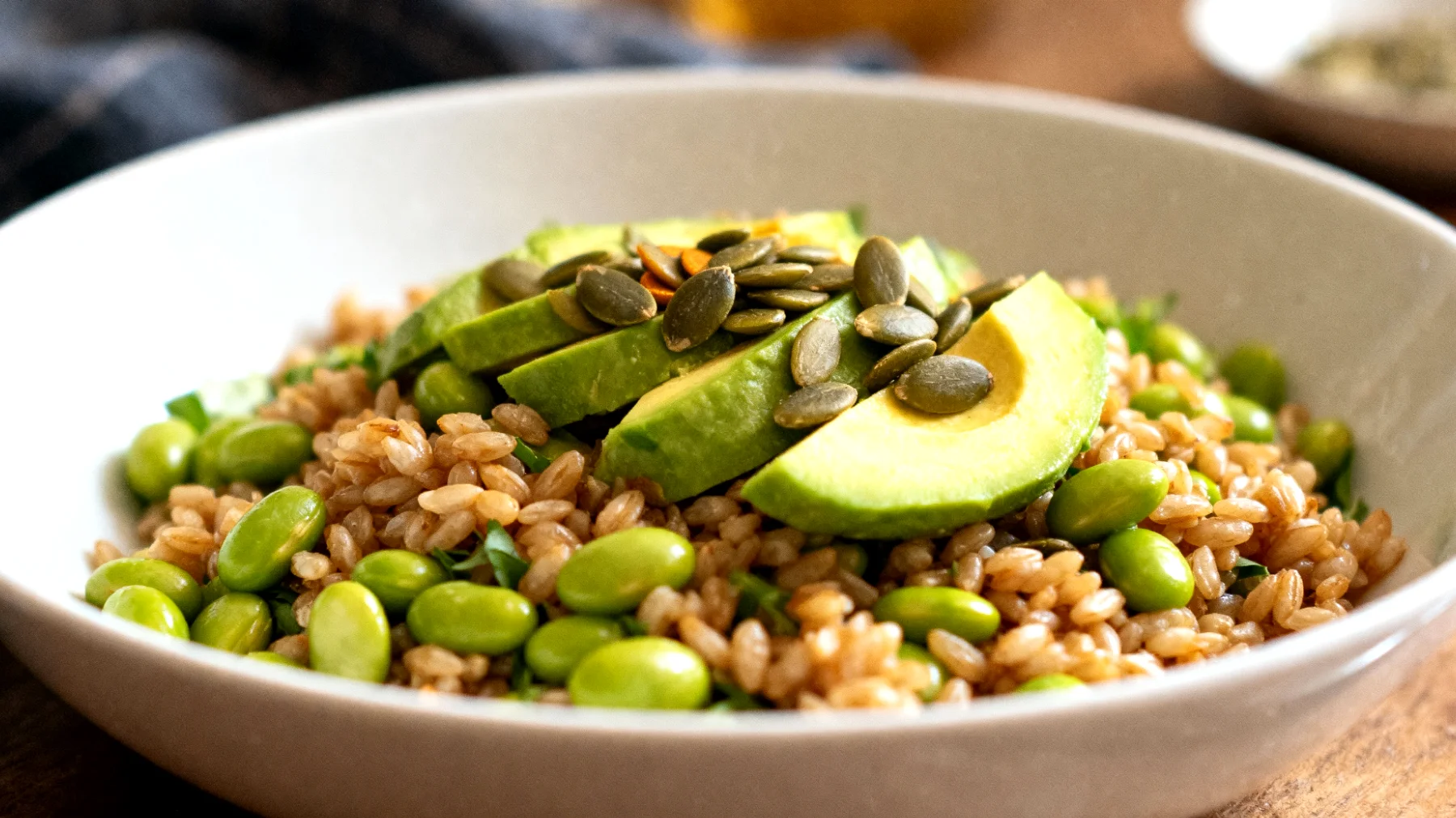 Insalata di farro con edamame, avocado e semi di zucca"