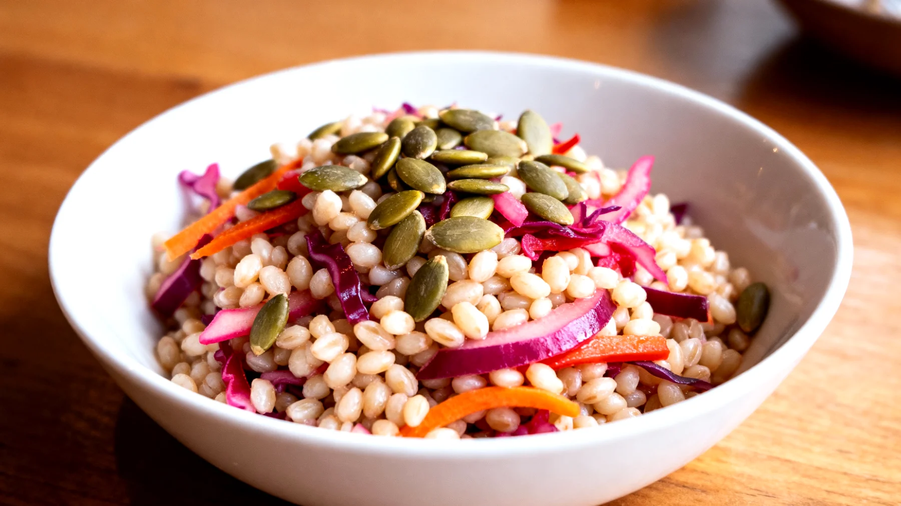 Insalata di orzo perlato con verdure fermentate e semi di zucca"