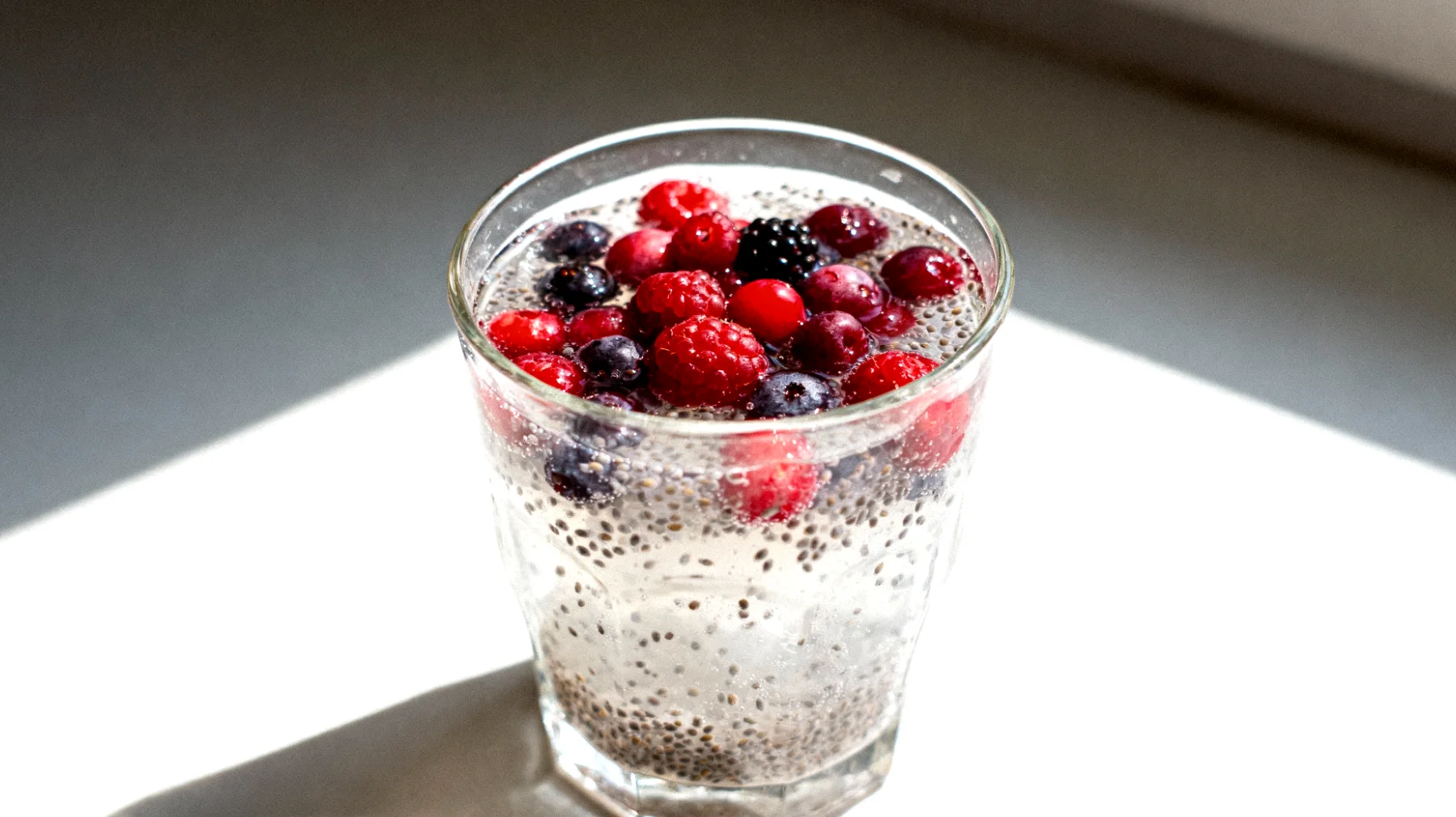Kefir d'acqua con semi di chia e frutti rossi"