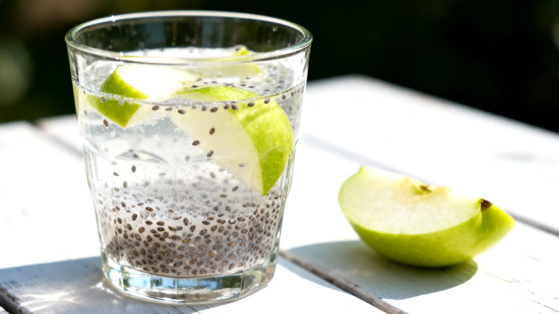 Kefir d'acqua con semi di chia e mela verde"