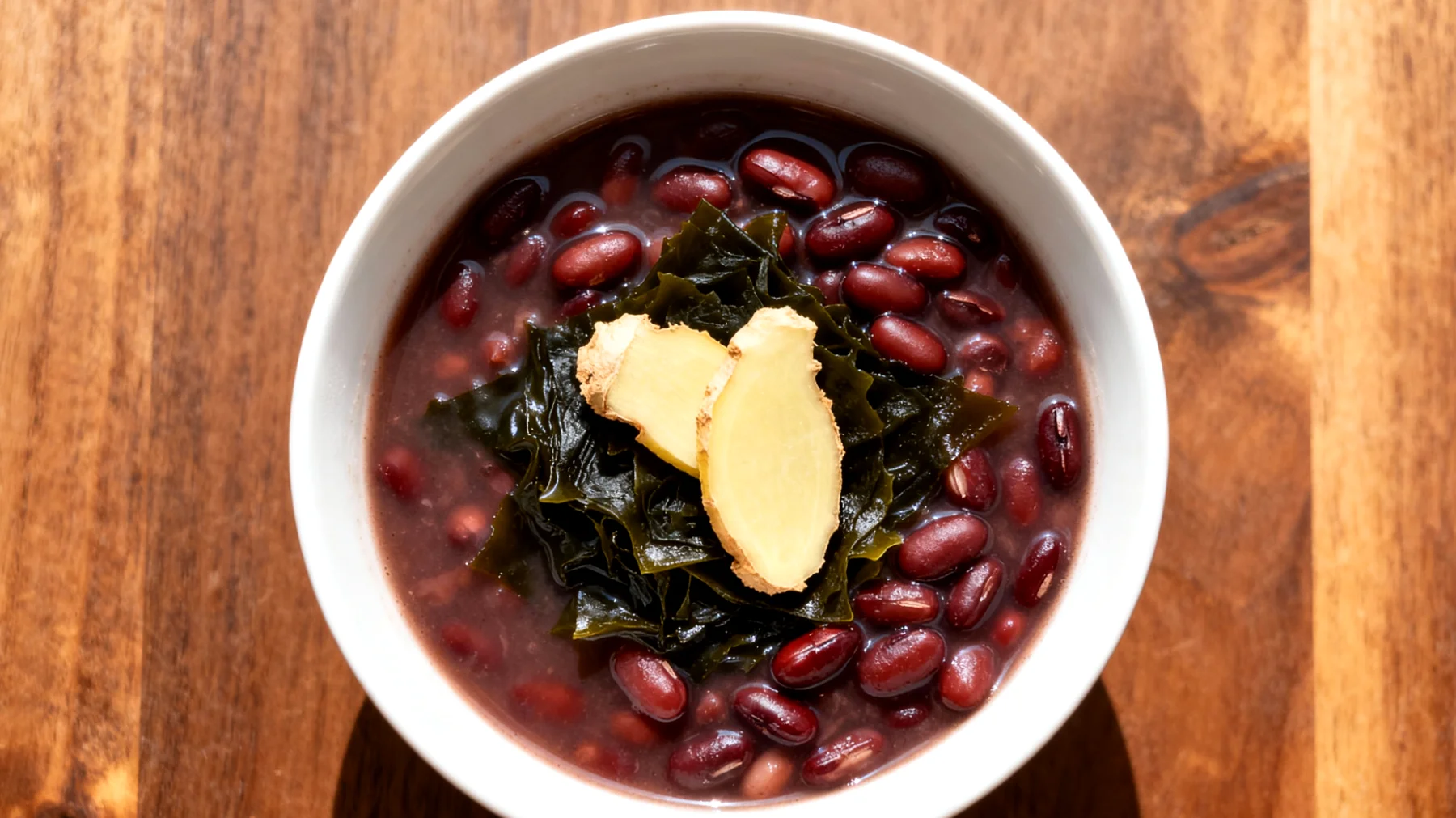 Zuppa di azuki con alghe wakame e zenzero"