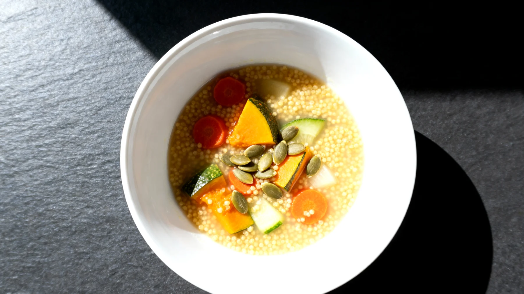 Zuppa di miglio con verdure di stagione e semi di zucca"