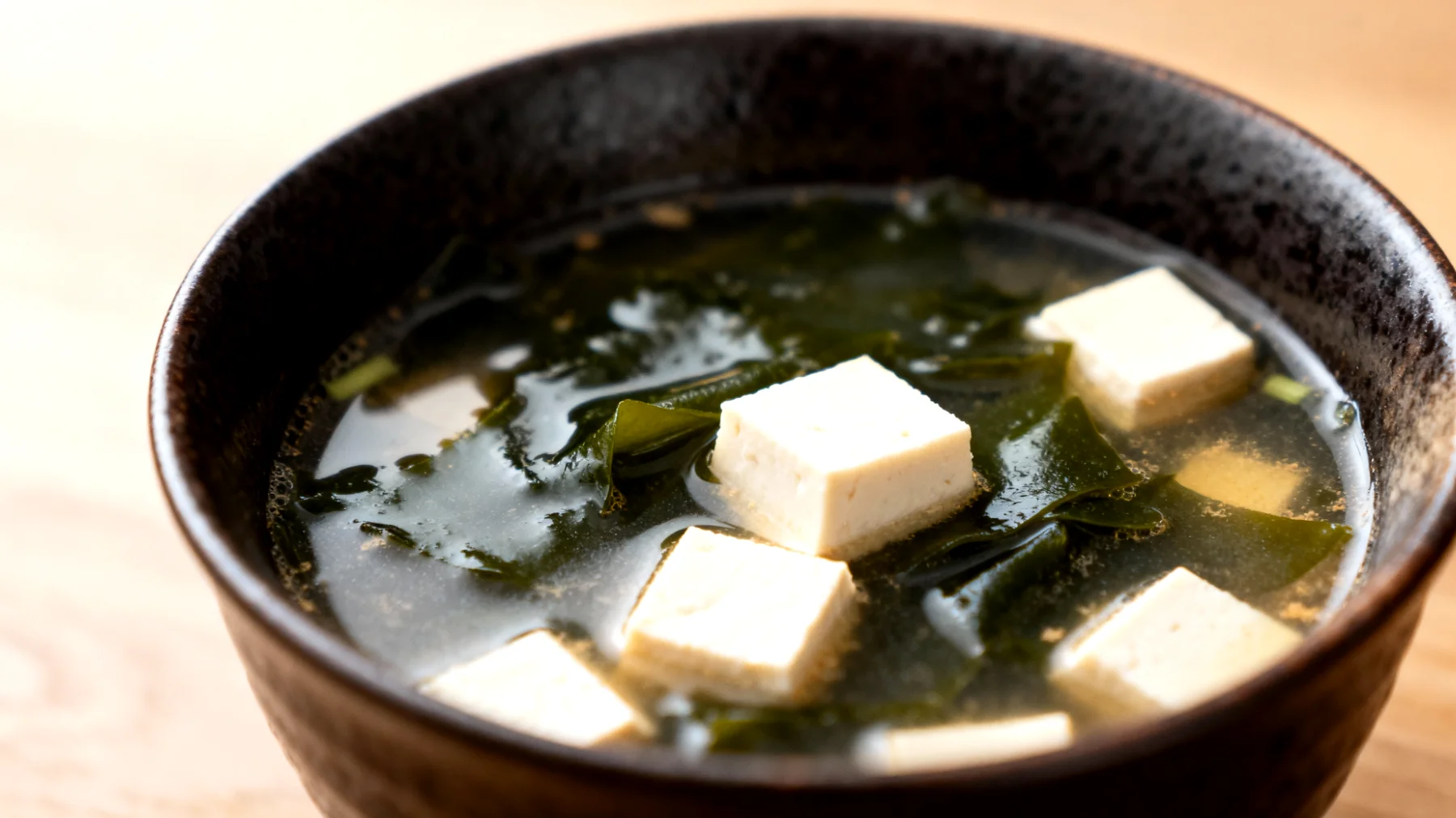 Zuppa di miso con alghe wakame e tofu"