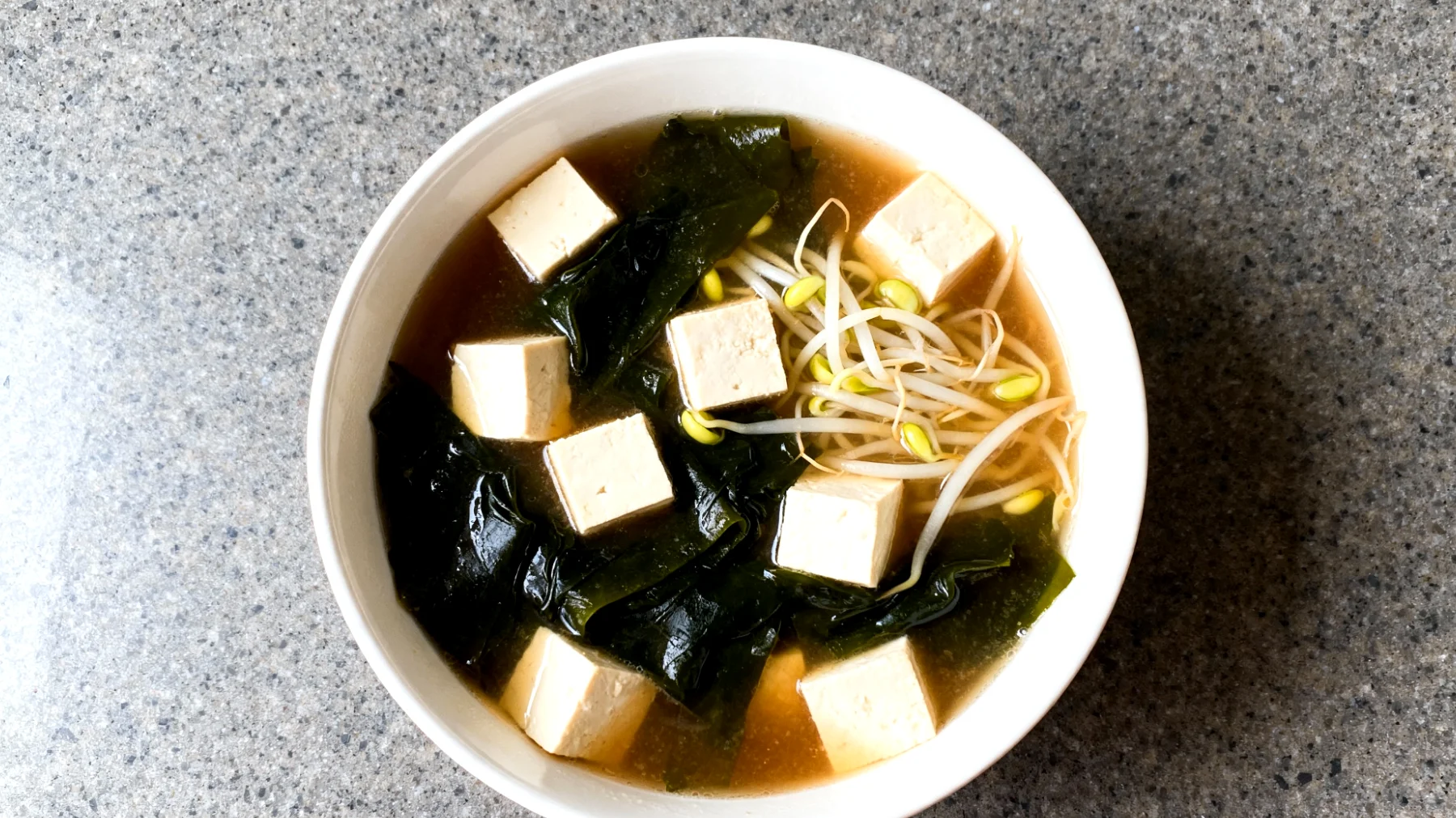 Zuppa di miso con alghe wakame, tofu e germogli di soia"