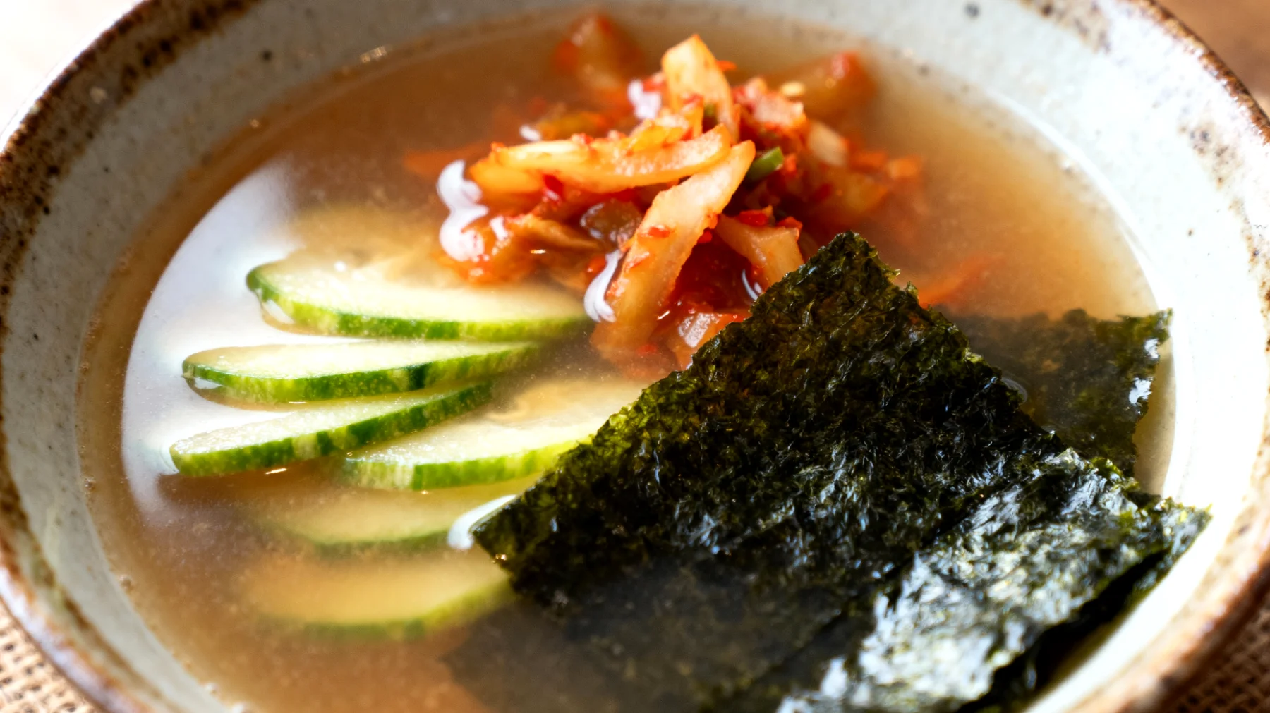 Zuppa di miso con verdure fermentate e alghe wakame"