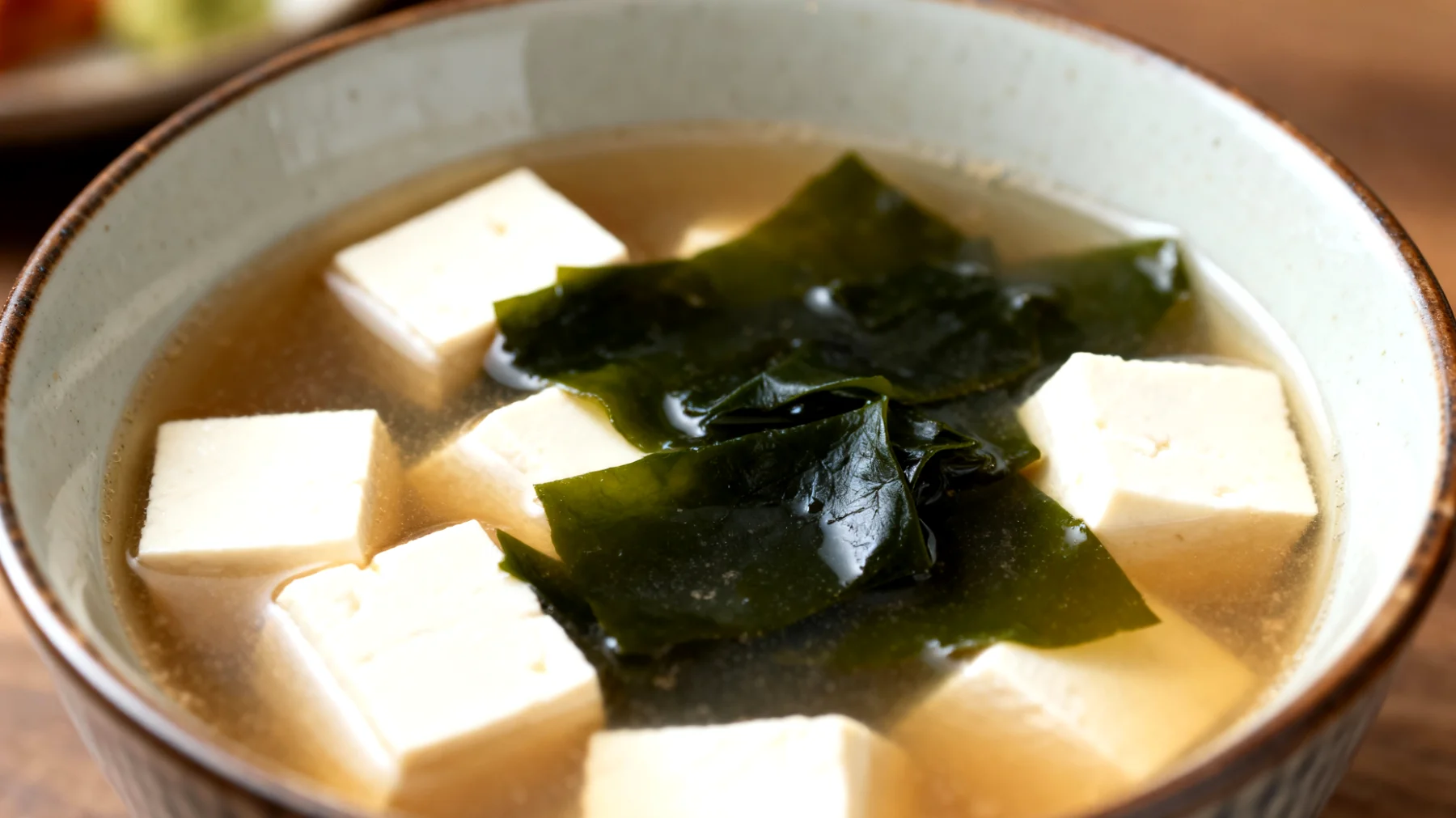Zuppa di miso con wakame e tofu"